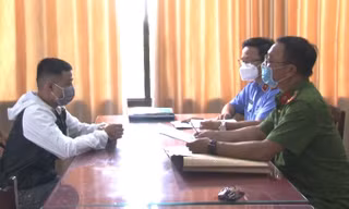 Lấy lời khai đối tượng Nguyễn Vũ Đình Lưu (bìa trái)