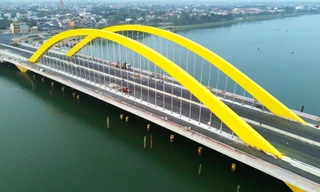 Thông xe kỹ thuật cầu có 'lọng vàng cung đình' bắc qua sông Hương