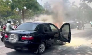 Ô tô con bốc cháy dữ dội trên đường phố trung tâm Huế