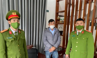 Đối tượng liên quan (giữa) vụ mua bán hóa đơn GTGT trái phép trị giá lên đến 35 tỷ đồng