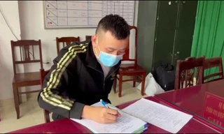 Đối tượng Nguyễn Sĩ Dũng tại cơ quan công an