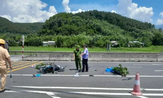 Xe gắn máy va chạm ô tô đầu kéo làm 2 người tử vong