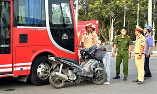 Xe khách va chạm xe máy, 4 người trong cùng gia đình thương vong