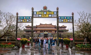 Du khách ‘đội’ mưa rét tham quan cố đô Huế ngày Tết