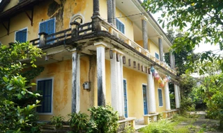 Nhà mẹ vua Bảo Đại ngập trong lá khô, rác và cỏ dại