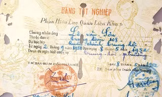 Bàn giao di vật, kỷ vật quý của liệt sĩ cho gia đình 