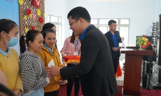 Chia sẻ Tết với thanh niên công nhân có hoàn cảnh khó khăn