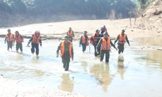 Tìm kiếm tại Rào Trăng 3 trong giai đoạn 5 bước sang ngày thứ 8. Lực lượng chức năng chia tốp lội dò tìm dọc sông Rào Trăng, trên chiều dài hơn 3km