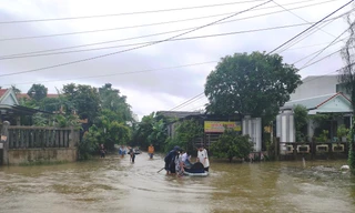 Hứng mưa rất lớn, nhiều tuyến đường ở TT-Huế ngập thành 'sông'