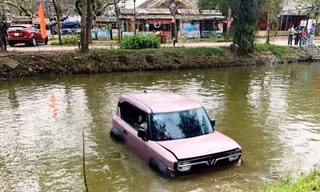 TP. Huế: Xe ô tô điện rơi xuống sông ngày mùng Một Tết