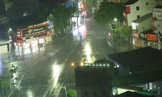 Chưa tới giờ cấm, đường phố Huế đã vắng người qua lại