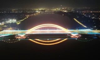 Chiêm ngưỡng cây cầu 'lọng vàng' độc nhất vô nhị khi về đêm