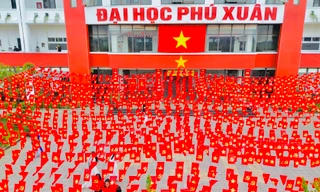 Huế rợp cờ Tổ quốc mừng đại lễ 30/4