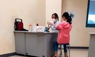 Trung tâm Y tế Hương Trà kiểm tra sức khỏe cho nữ sinh L.T.H. (Ảnh CTV)