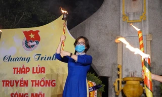 Chị Hoàng Thị Phương Hiền, Phó Bí thư Thường trực Tỉnh Đoàn TT-Huế, tiếp lửa cho ĐVTN tại chương trình "Thắp lửa truyền thống, sáng mãi niềm tin"