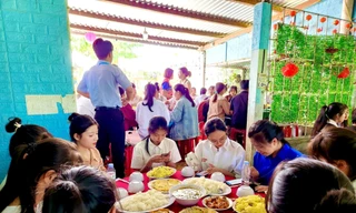 Đoàn viên, thanh niên thổi cơm, nấu chè ‘tiếp sức’ thí sinh