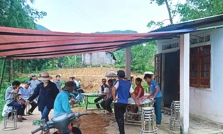 Bố mẹ đi làm thuê, bé 10 tuổi ra ao bắt ốc bị đuối nước