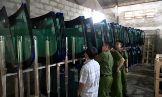 Phá đường dây sản xuất, buôn bán kính xe ô tô giả nhãn hiệu nổi tiếng