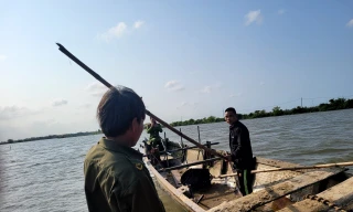 Bắt tạm giam ‘cát tặc’ dùng sào tre tấn công công an viên 