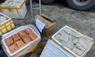 Xe container chở hơn 600 thùng xốp chứa thịt không rõ nguồn gốc