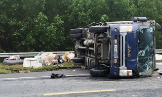 Xe ô tô liên tiếp bị lật trên cao tốc La Sơn - Túy Loan