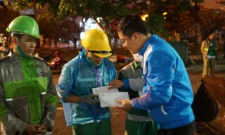 Ấm áp quà Giao thừa của tuổi trẻ TT-Huế gửi tới công nhân môi trường đô thị