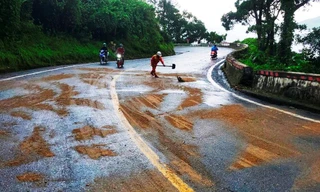 Nhiều vệt dầu loang xuất hiện trên đường đèo Hải Vân