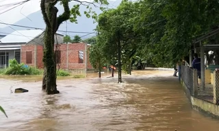 Không khí lạnh, hoàn lưu vùng thấp gây mưa to, gió lớn, ngập úng tại Thừa Thiên-Huế