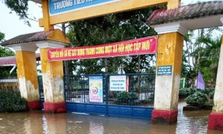 Ứng phó mưa lũ nguy hiểm, học sinh vùng trũng TT-Huế nghỉ học từ chiều 14/10