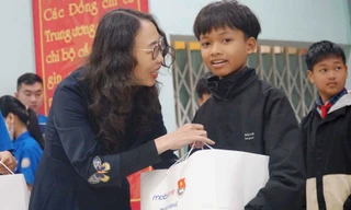 Tuổi trẻ TT-Huế mang ‘nắng ấm mùa xuân’ đến trẻ em khó khăn