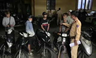 Mật phục, chặn bắt hàng chục 'quái xế' càn quấy trên đường phố Huế