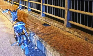Tìm kiếm nữ sinh mất tích, xe đạp điện và dép bỏ lại trên cầu 