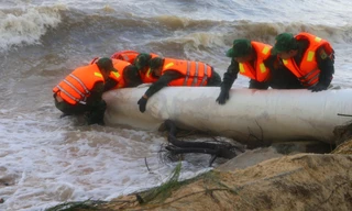 Bộ đội biên phòng 'căng mình' ứng cứu bờ biển sạt lở nguy hiểm