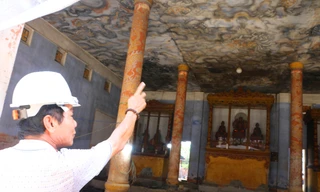 ‘Thần đèn’ di dời tòa chánh điện quốc tự nặng 1.000 tấn tại Huế