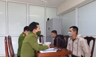 Công an lấy lời khai các đối tượng cho vay nặng lãi