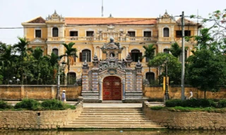 Cung An Định bên sòng sông An Cựu, Huế. Ảnh TL