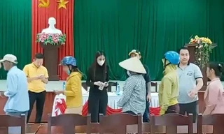 Ca sĩ Thủy Tiên trao tiền hỗ trợ người dân bị ảnh hưởng lũ lụt cuối năm 2020 (ảnh CTV)