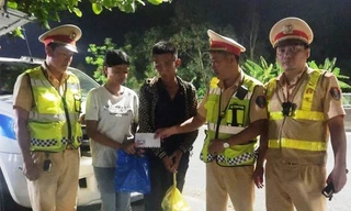 Hai anh em bị nhà xe bỏ lại giữa đèo Hải Vân, phải đi bộ hàng chục km