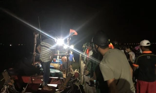 Cứu 9 ngư dân trên tàu cá bị chìm giữa biển