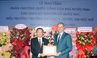 Một giáo sư, tiến sĩ tại Huế nhận Huân chương Công trạng Quốc gia, tước Hiệp sĩ của Nhà nước Pháp