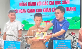 Học sinh nghèo bất ngờ nhận nhiều phần quà, xe đạp trong ngày lễ Quốc khánh 2/9