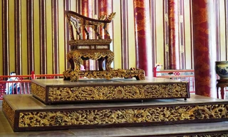 Thông tin chính thức vụ ngai vàng triều Nguyễn bị phá hỏng