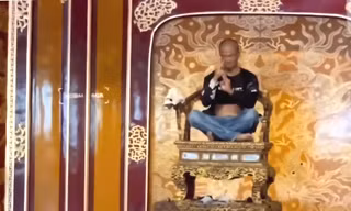 Cho thôi việc 2 nhân viên bảo vệ vụ ngai vua triều Nguyễn bị phá hoại