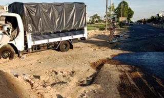 20 cảnh sát giải cứu tài xế mắc kẹt trong ca bin xe tải gặp tai nạn