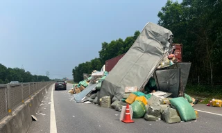 Tông vào xe đầu kéo dừng ven cao tốc Cam Lộ - La Sơn, ô tô tải biến dạng