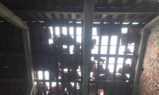 Gió lốc quần thảo làm tốc mái, hư hại nhiều nhà dân ở Thừa Thiên-Huế, Quảng Ngãi