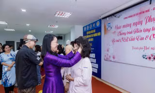 Món quà bất ngờ dành tặng nhiều bệnh nhân nữ nhân Ngày Phụ nữ Việt Nam