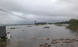 Thông tuyến đường sắt qua TT-Huế sau hai ngày bị ách tắc do mưa lũ