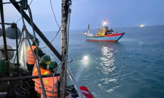 Tự tử trên sông bất thành, người đàn ông mang dao bơi ra biển ‘dọa chết’