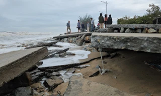 Bờ biển, đường ven bãi tắm tại Thừa Thiên-Huế bị sóng dữ cuốn nát